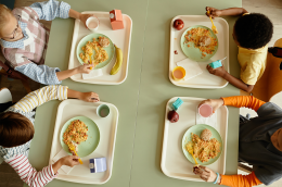 photo of kids eating lunch at school